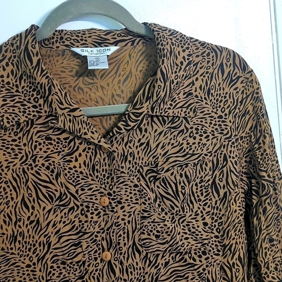 Vintage Tops - EUC Vintage 100% Silk Leopard Tiger Print Button Down 90s Y2K Elegance! Sz M